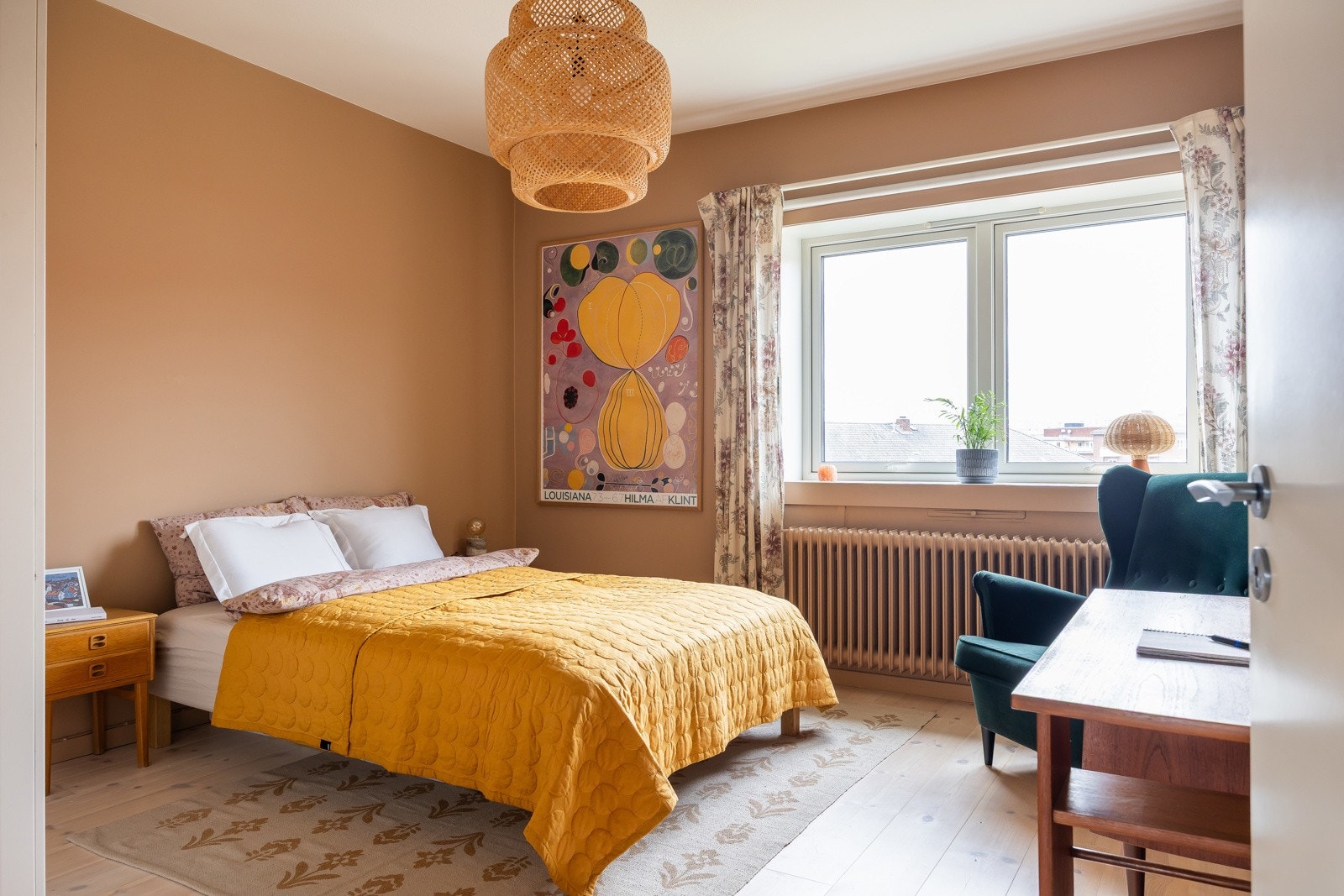 Hovedsoverommet er romslig med plass til dobbeltseng og kontorløsning. Galleribilde