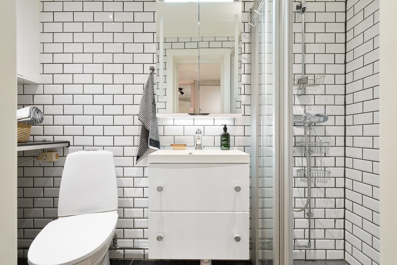 Fin, flislagt baderom, pusset opp i 2013. Galleribilde