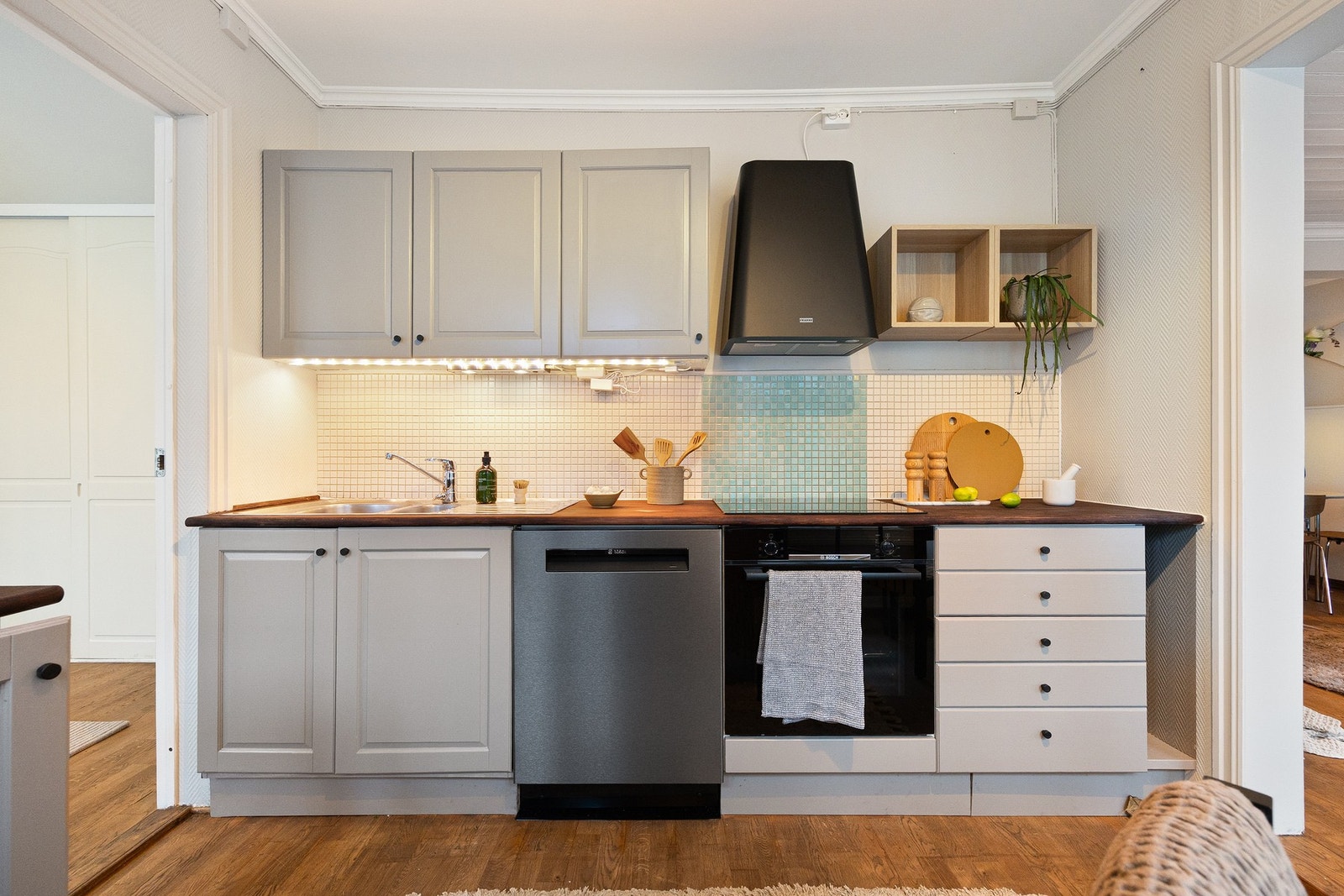 Godt med skap- og benkeplass. Galleribilde