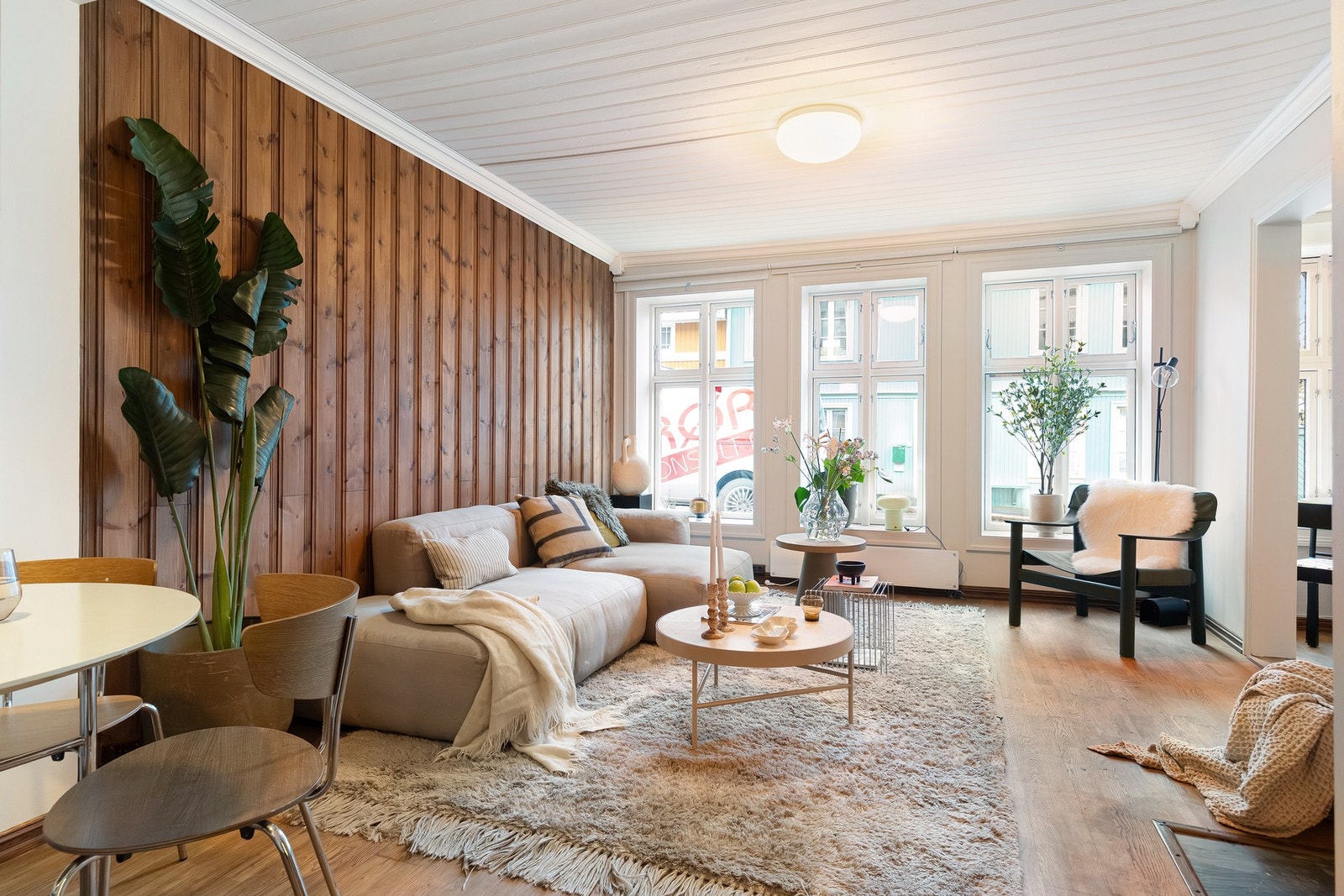 Trivelig stue med god plass til sofagruppe, sofabord og underholdningsavdeling. Galleribilde