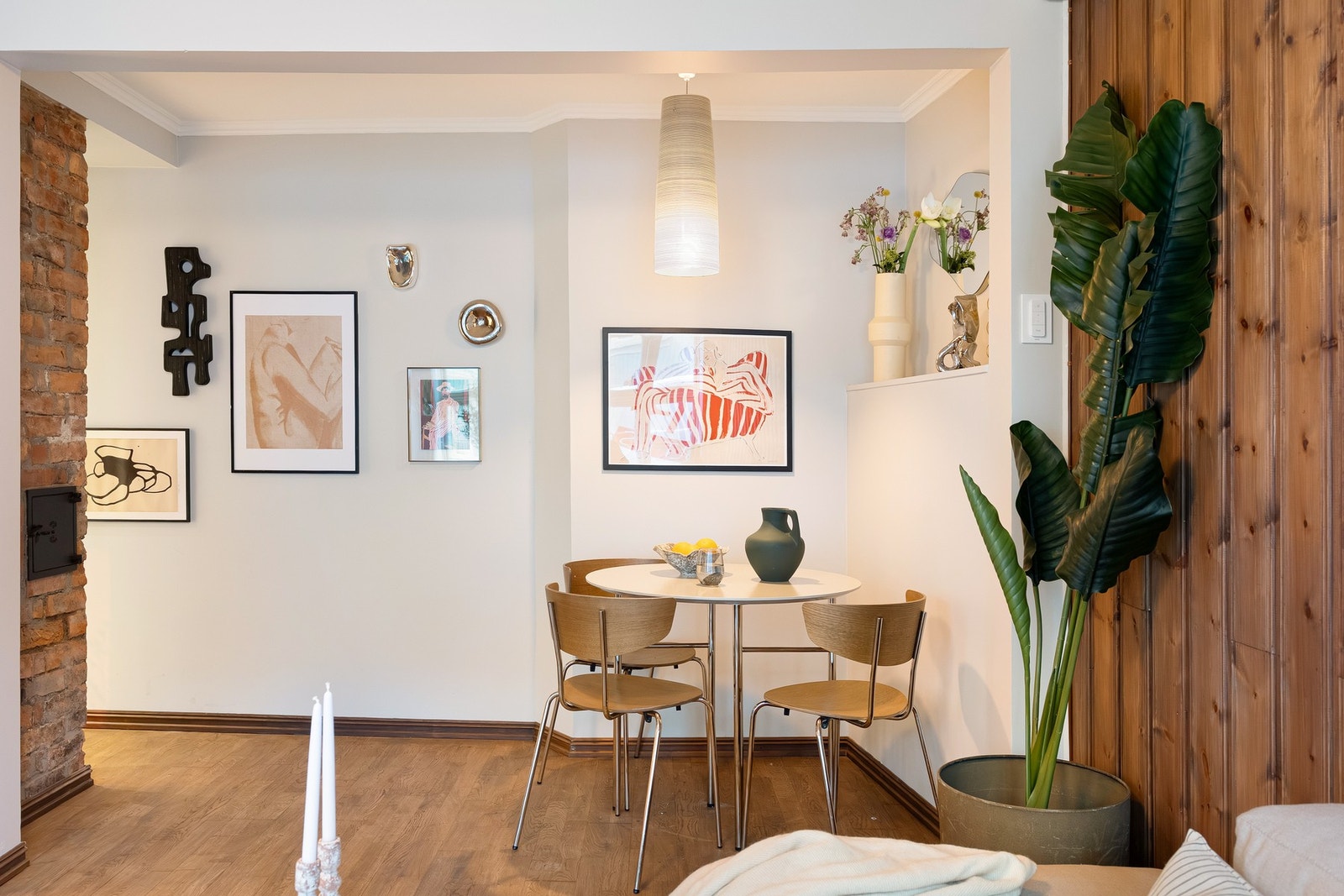 Plass til et lite spisebord i stuen. Galleribilde