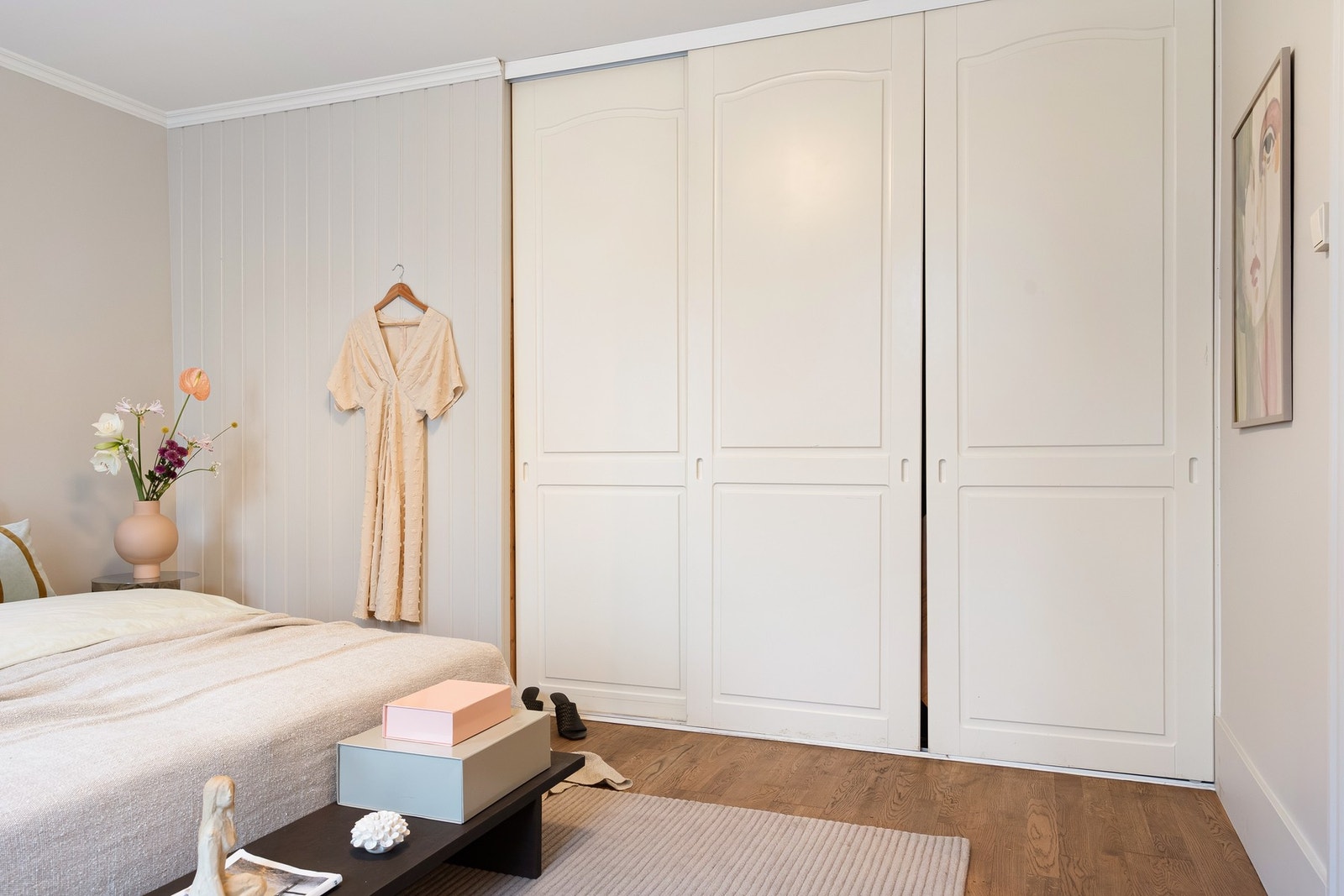 Stor skyvedørsgarderobe. Galleribilde