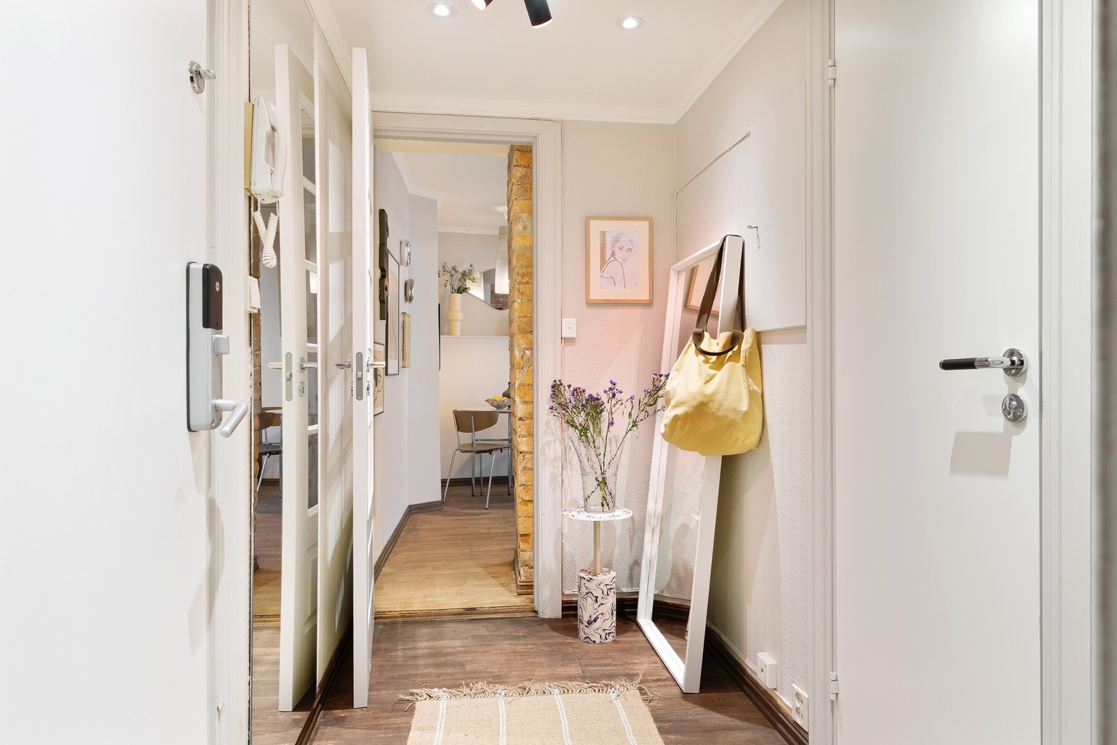 Innbydende entré med plass til ytterklær og sko. Dørcalling med åpner. Galleribilde