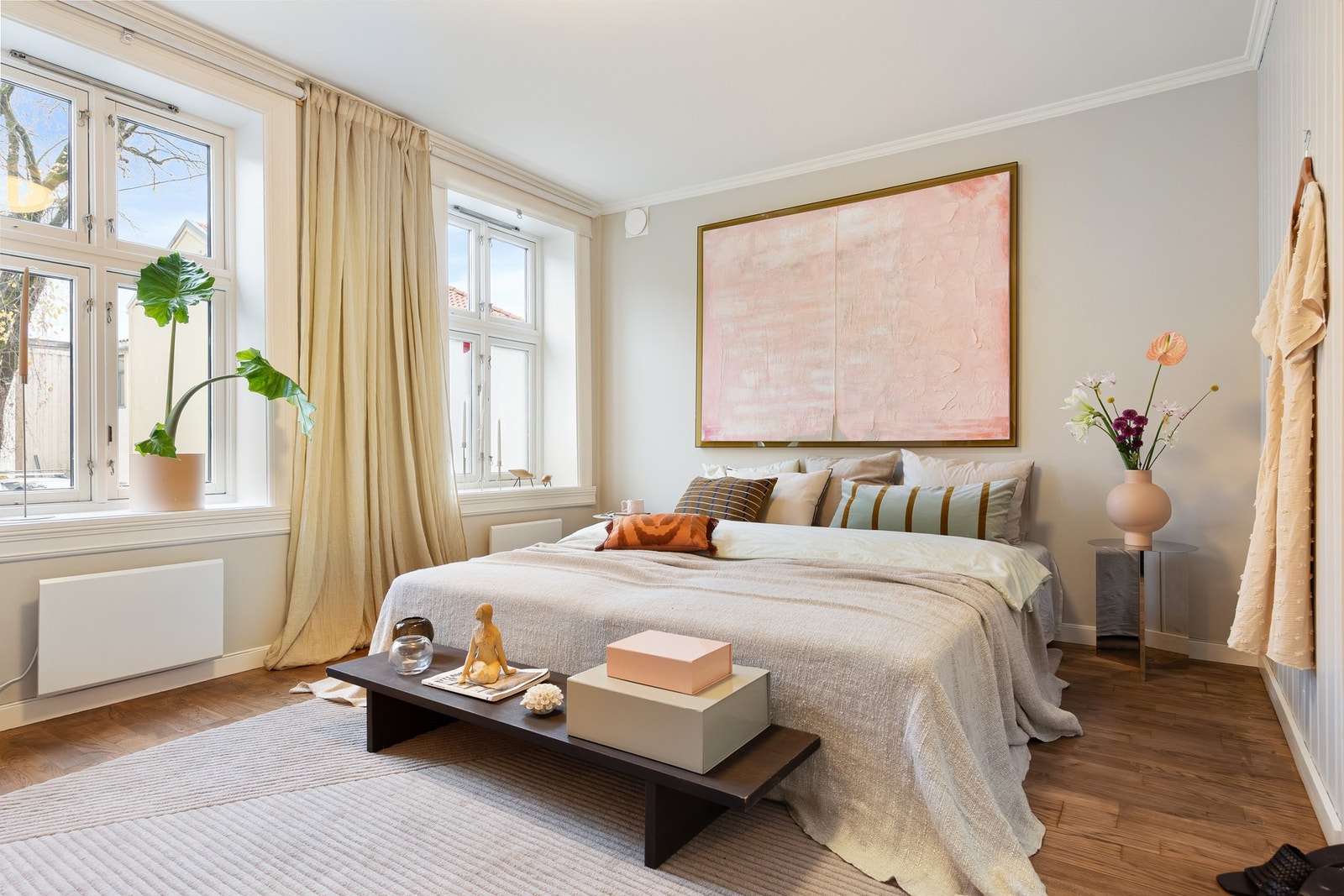 Soverommet er av god størrelse med plass til dobbeltseng, nattbord og garderobeskap. Galleribilde