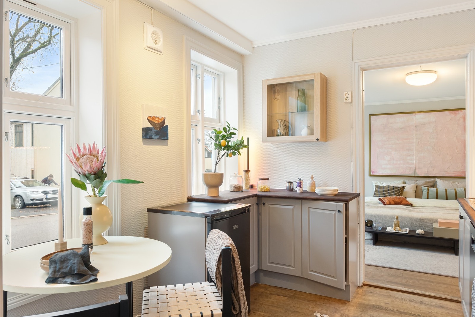 Integrerte hvitevarer består av stekeovn, platetopp og oppvaskmaskin, samt frittstående fryser. Galleribilde