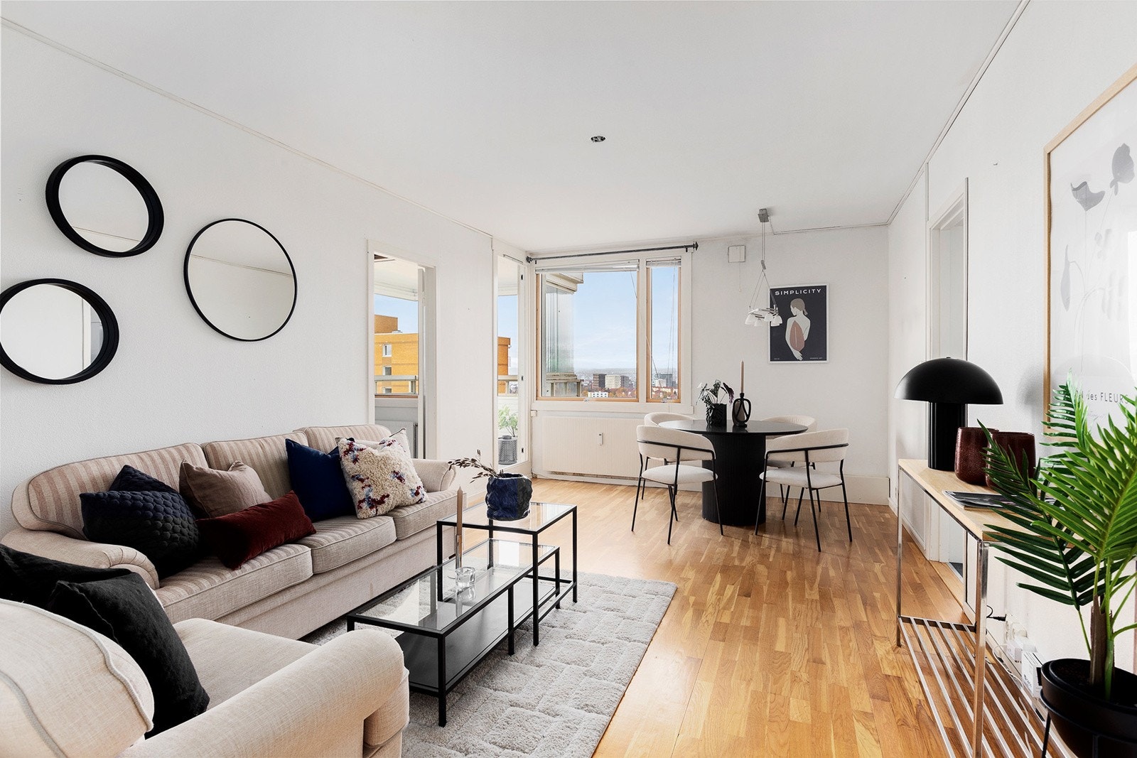 Stuen er stor og lys med plass til både sofagruppe og spisestuebord. Galleribilde