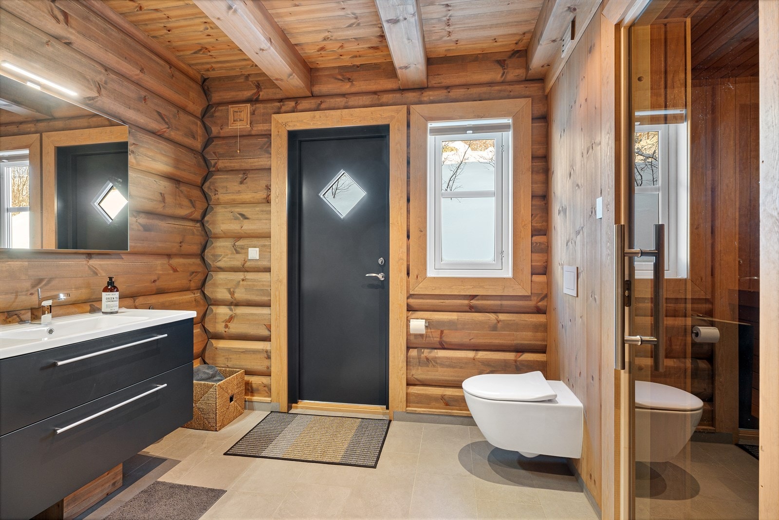 Lekkert bad med egen bi - inngang og badstue Galleribilde