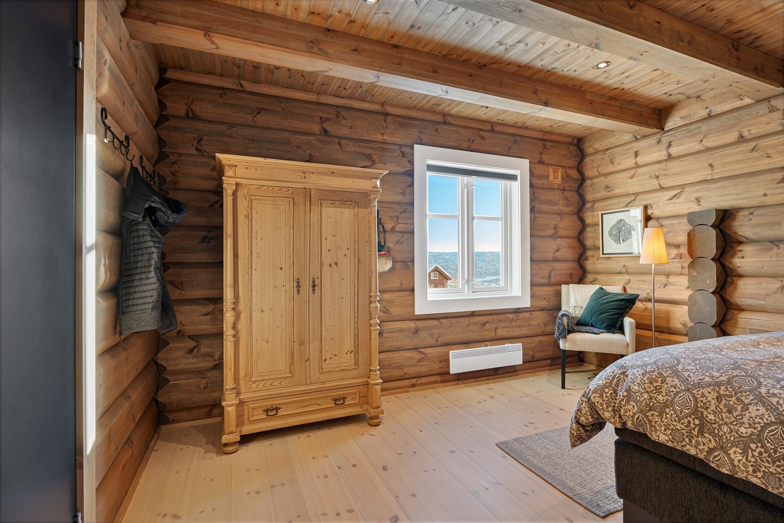 Garderobeskap medfølger handelen Galleribilde