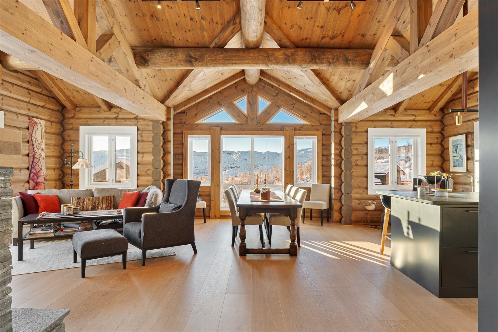 Påkostet og innholdsrik laftehytte med fokus på gode material- og fargevalg Galleribilde