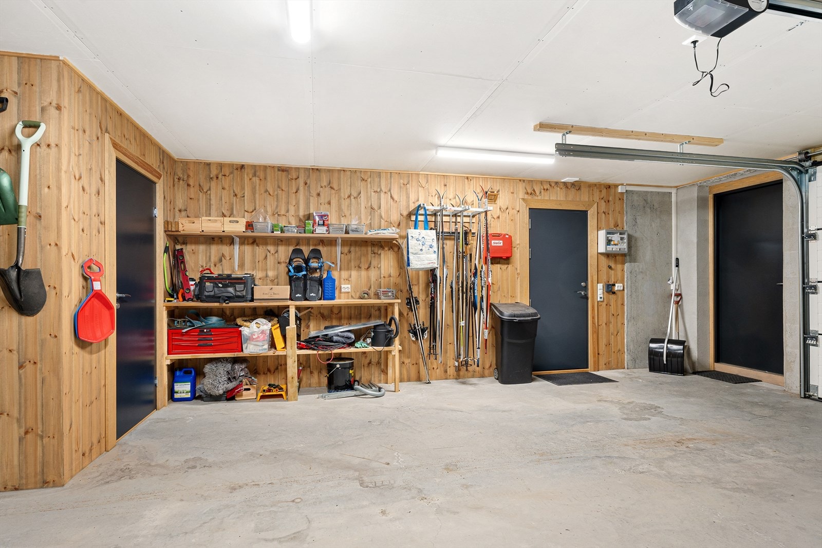 Eiendommen har svært godt med oppbevaringsplass. Innvendig er det i kjeller et teknisk rom, innvendig bod, garderobe og garasje Galleribilde