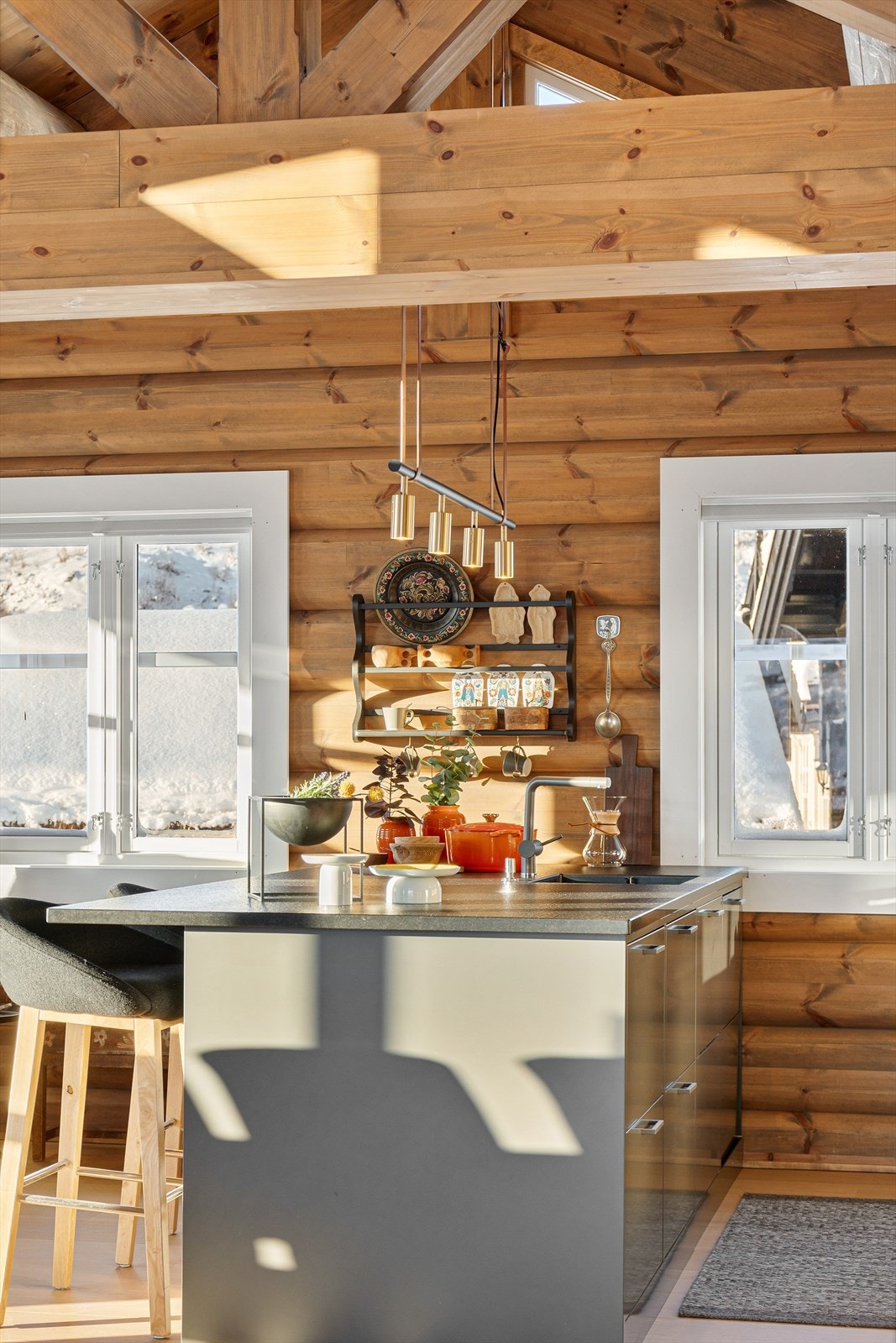 Praktisk og innbydende kjøkkenøy hvor man kan lage mat mens man deltar i samtalene med gjester/familien Galleribilde