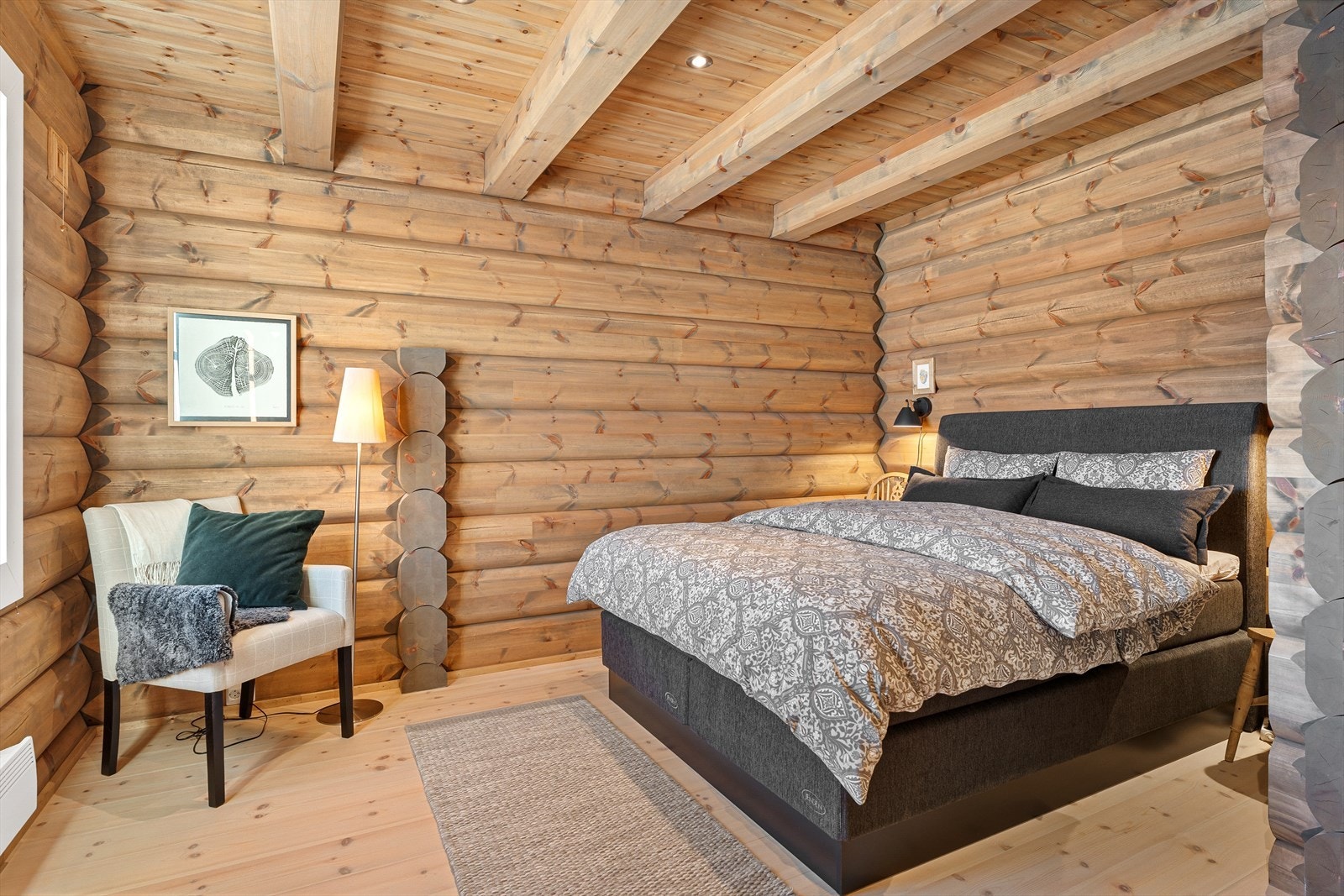 Soverom nr. 1 ligger i hyttas hovedetasje med garderobeskap Galleribilde