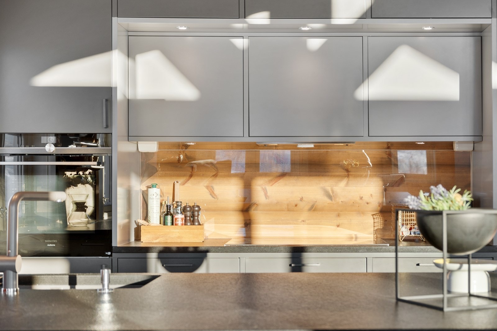 Pen grå innredning med mørk benkeplate Galleribilde