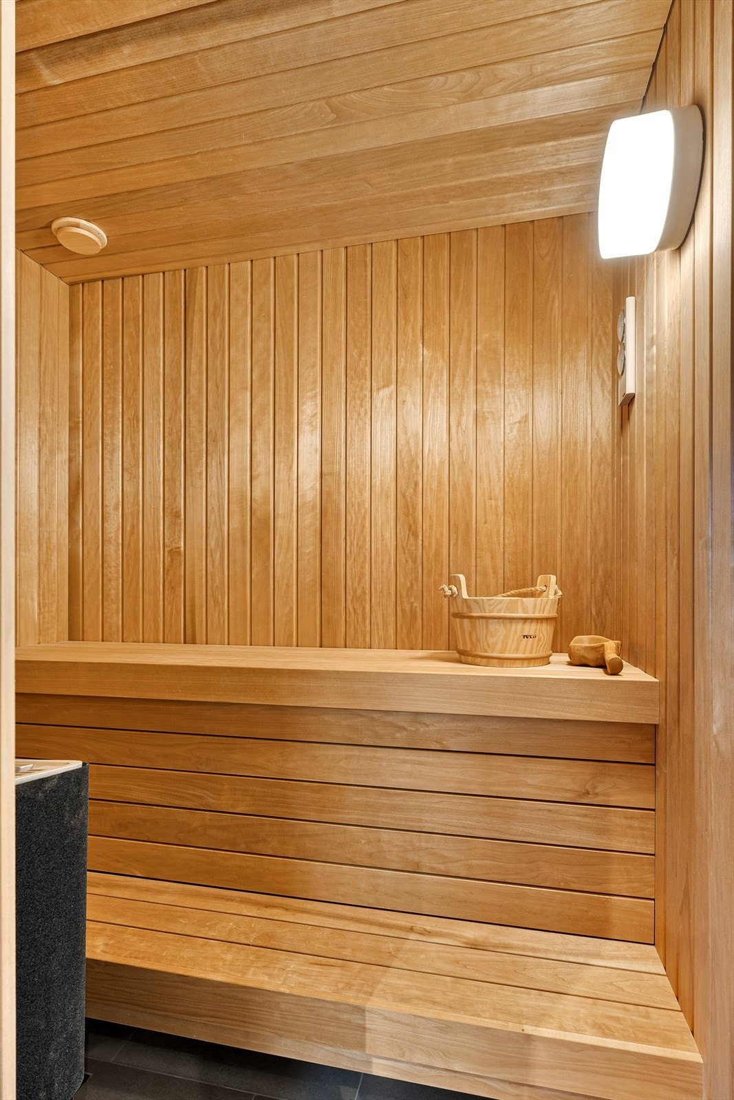 Romslig badstue som innbyr til velvære Galleribilde