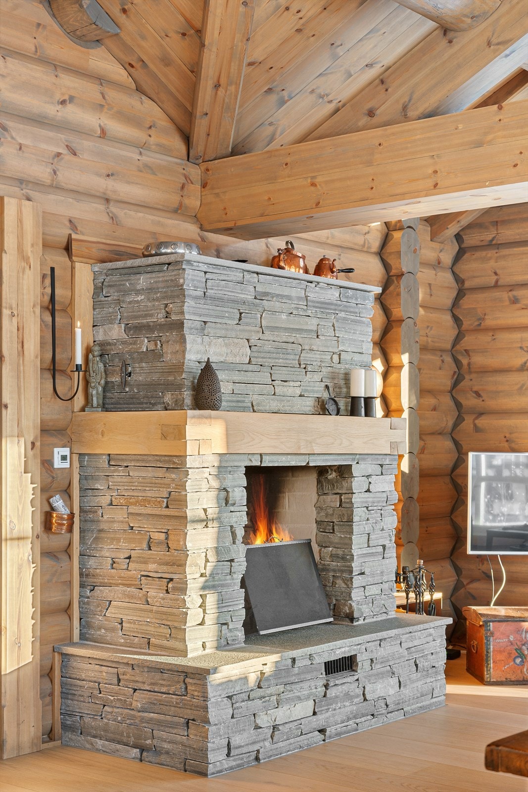 Sentralt i stuen er det montert med en nydelig natursteinspeis Galleribilde