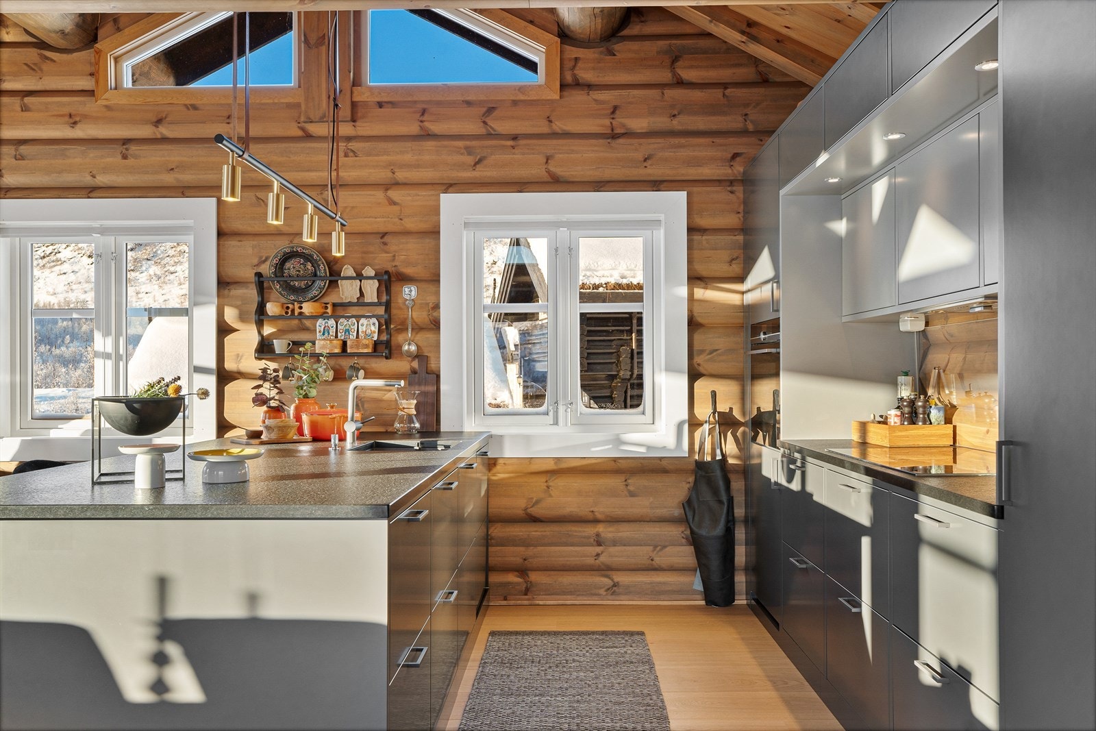 Innbydende kjøkken med svært god takhøyde Galleribilde