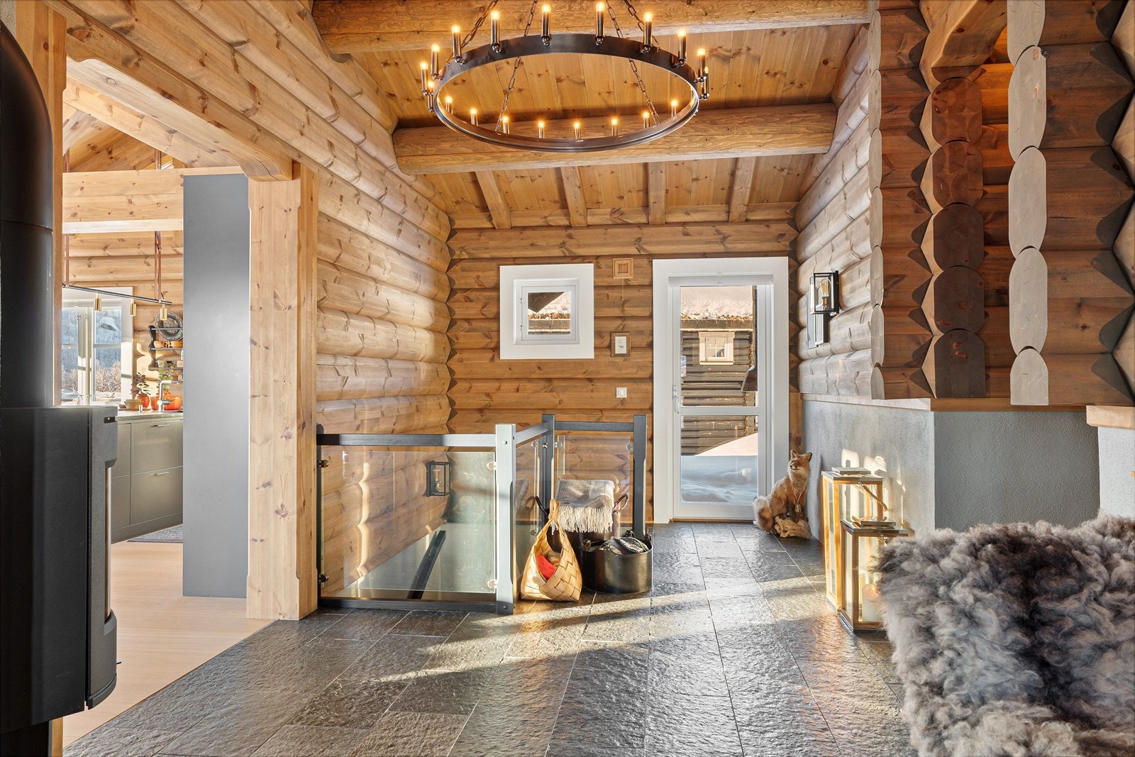 Innbydende hall med flislagt gulv Galleribilde