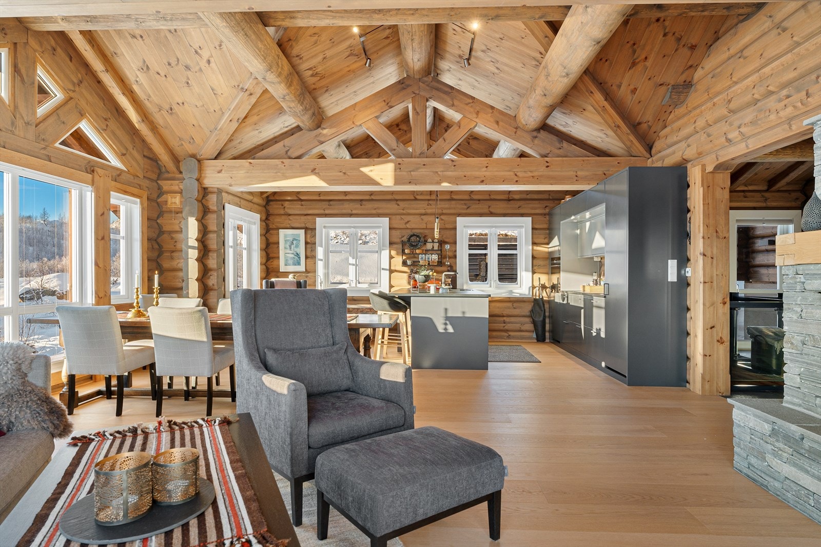 Hytta er svært innholdsrik og inneholder bla. 4 soverom, 2 stuer, 2 bad, WC og garasje Galleribilde