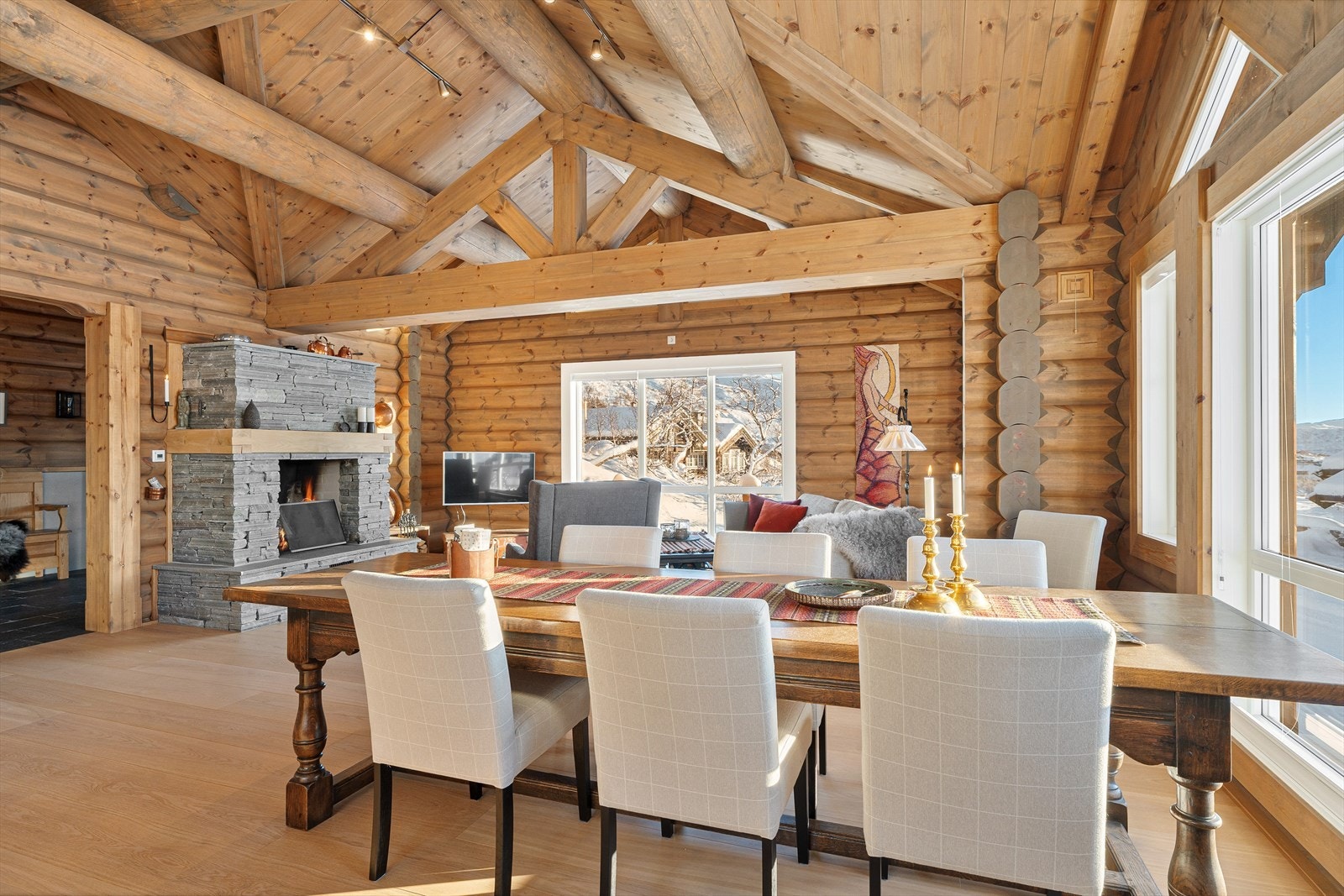 Storslått stue med store vinduer og ekstra høyde under taket. Her kan du nyte utsikten rett fra sofakroken. Galleribilde