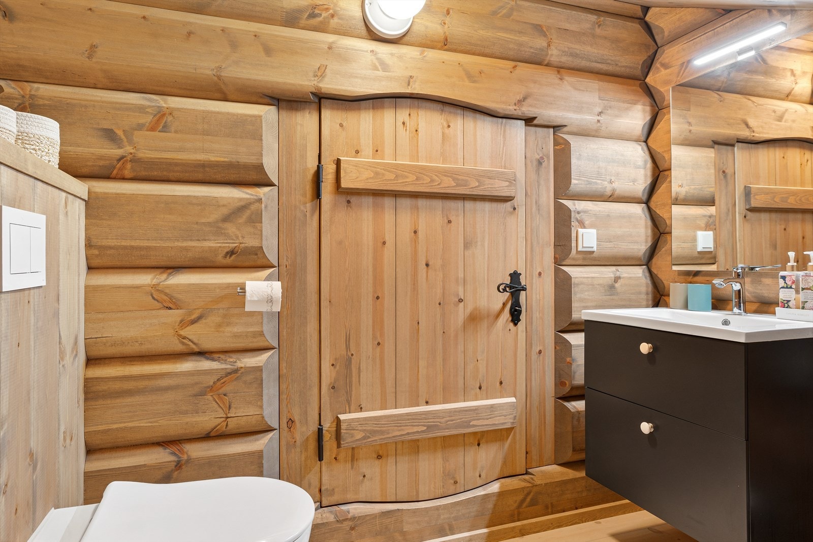 Praktisk WC i loftsetasjen Galleribilde