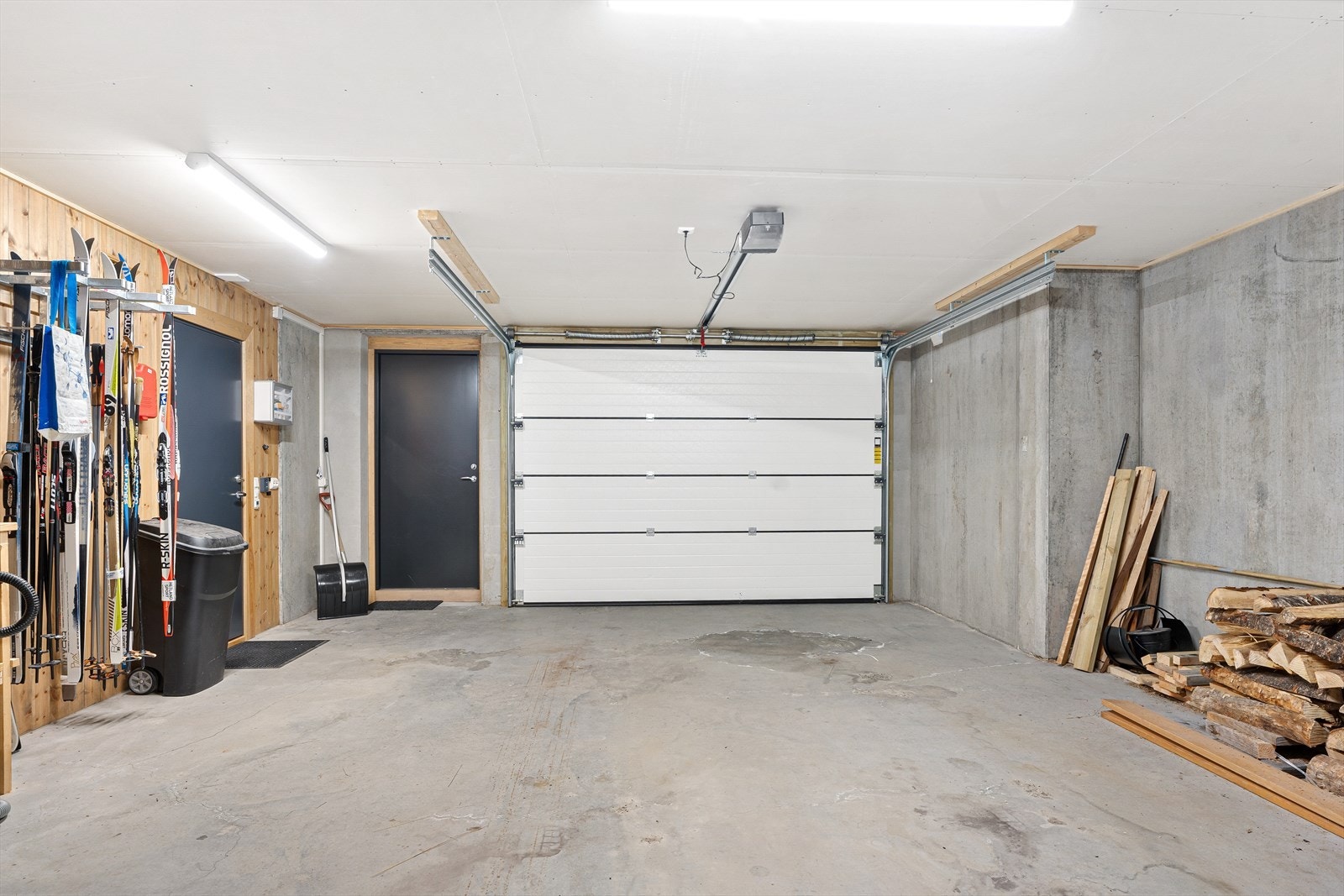Stor garasje med store oppbevaringsmuligheter Galleribilde