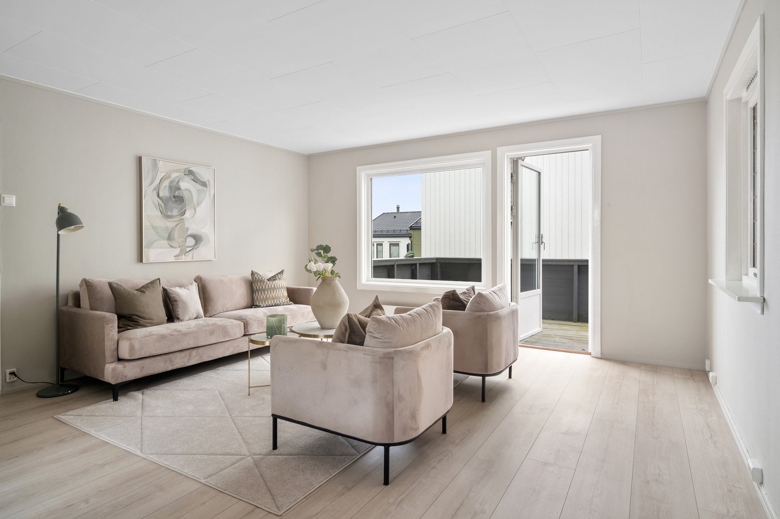 Fra stuen er det utgang til en flott veranda med gode solforhold. Galleribilde