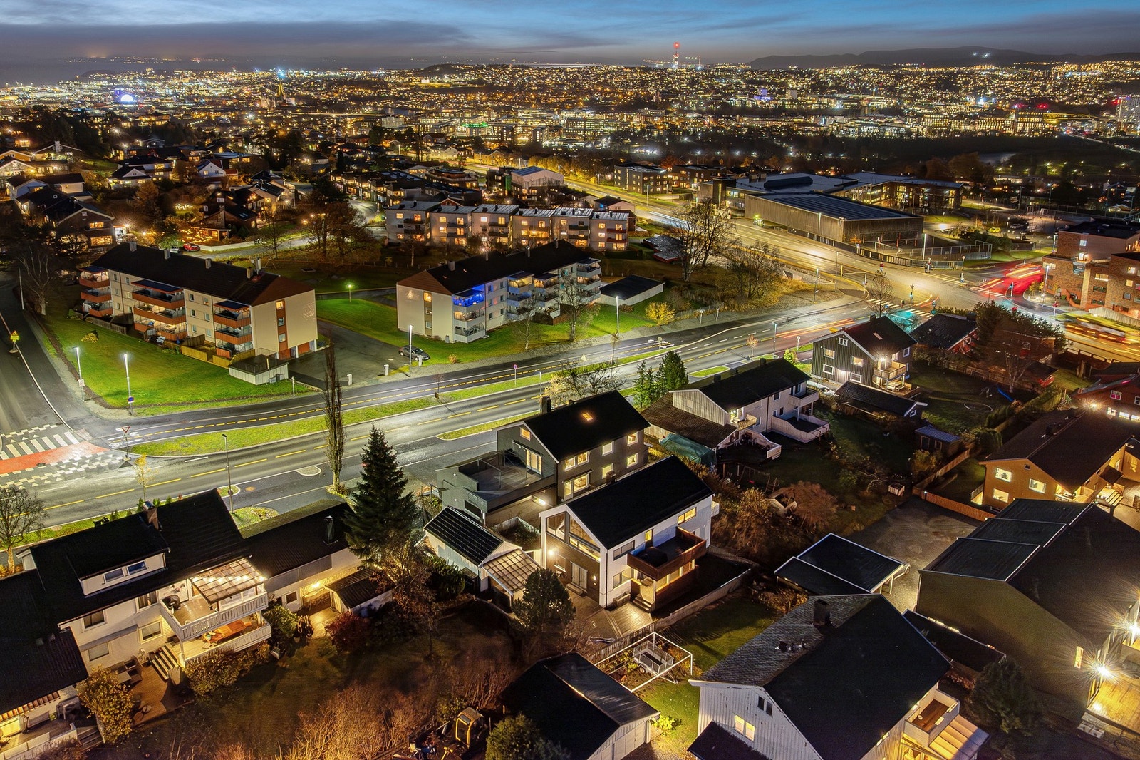 Området har nærhet til Iladalen og Bymarka. Ca. ti minutters gange innover i marka finner du Theisendammen, et populært bade- og fiskevann. Galleribilde