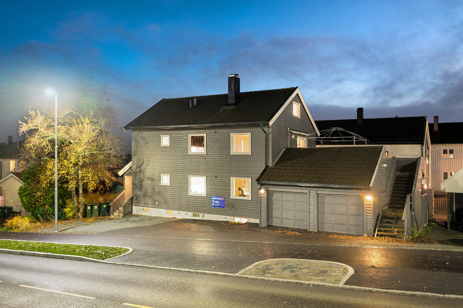 Parkering i dobbelgarasje, samt på egen tomt. Galleribilde