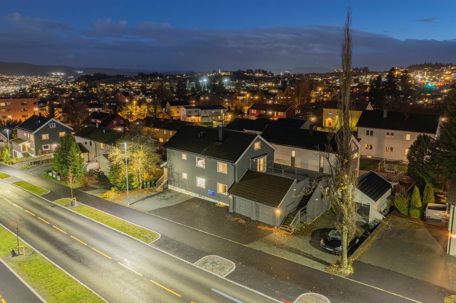 Området har en perfekt plassering midt mellom Bymarka og sentrum. Fra eiendommen er det gangavstand til skoler på alle trinn Galleribilde
