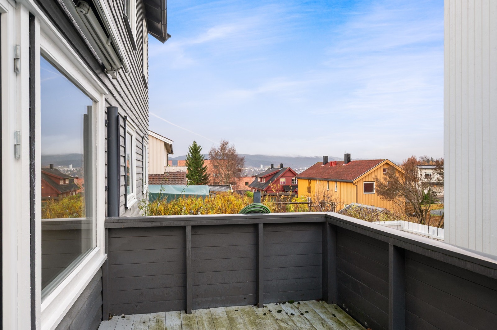 Utsikt fra veranda i 1.etasje. Galleribilde