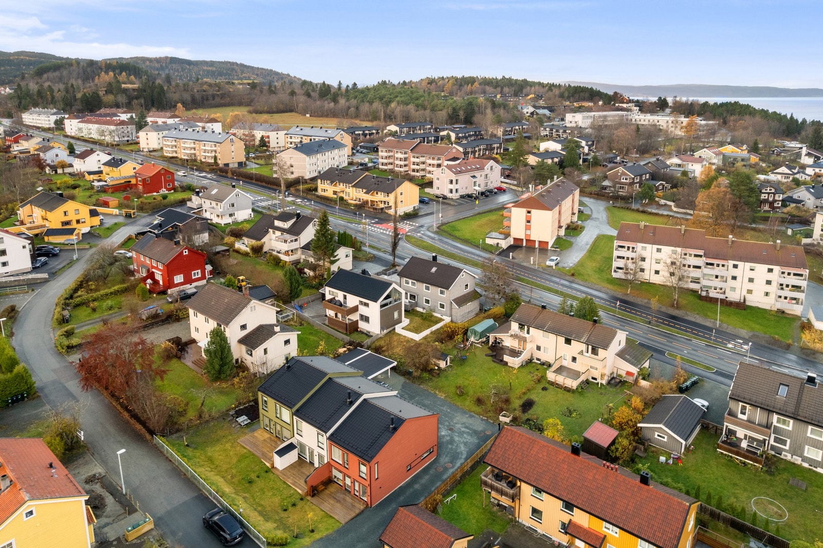 Kort avstand til nødvendige fasiliteter på Sverresborg- og Byåsen butikksenter. Sverresborg folkemuseum, St. Olav, Ilaparken, NTNU Gløshaugen, Høgskoleparken, Studentersamfundet, Lerkendal og Trondheim spektrum kan alle nås til fots. Galleribilde