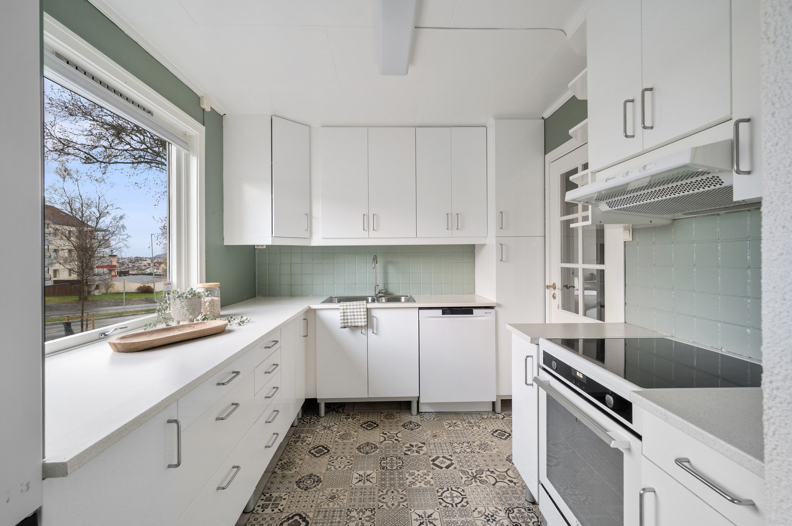 Kjøkkenet i 1.etg har godt med skap og benkeplass. Galleribilde