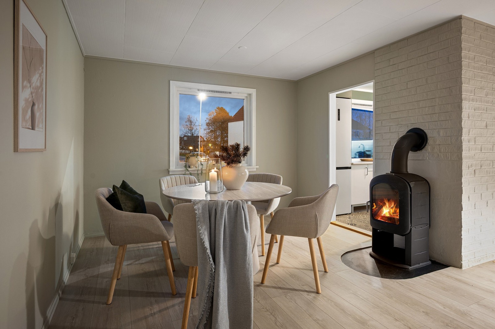 God plass til spisegruppe i skille mellom stue og kjøkken. Galleribilde