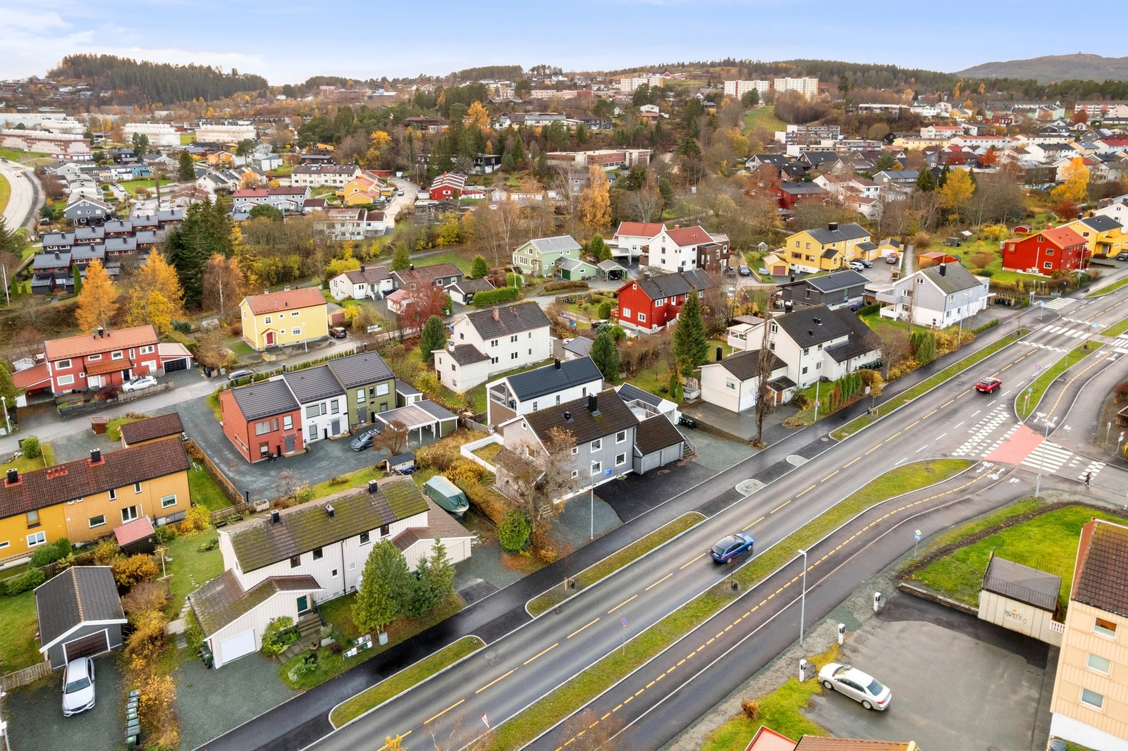 Hel tomannsbolig med 2 leiligheter - Ettertraktet beliggenhet på Byåsen. Gode utleiemuligheter med potensielle inntekter på 32.000/36.000,- pr. mnd. (se leieprisvurdering) Galleribilde