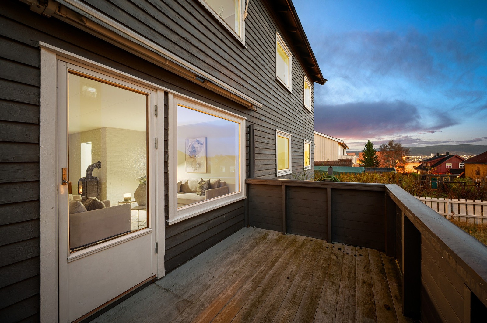 Flott hage og veranda/terrasse på baksiden av boligen. Galleribilde