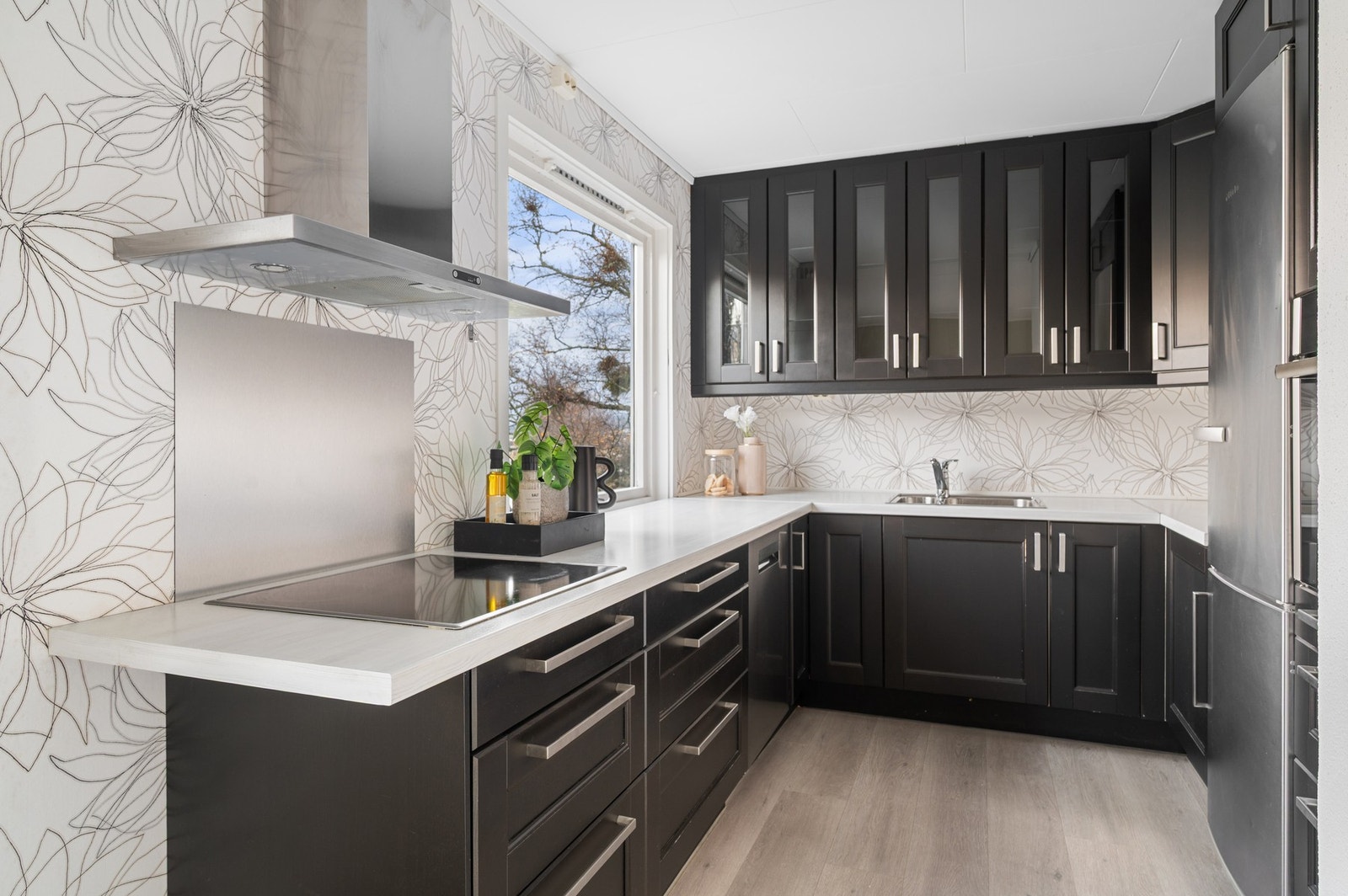 Godt med skap- og benkeplass på kjøkkenet. Galleribilde