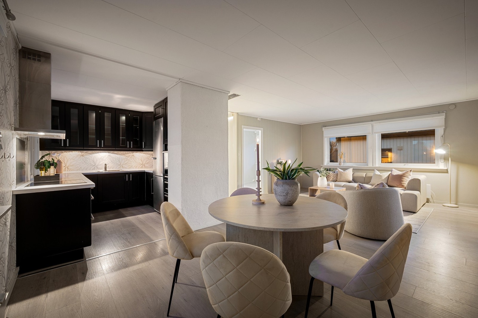 God plass til spisegruppe i skille mellom stue og kjøkken. Galleribilde