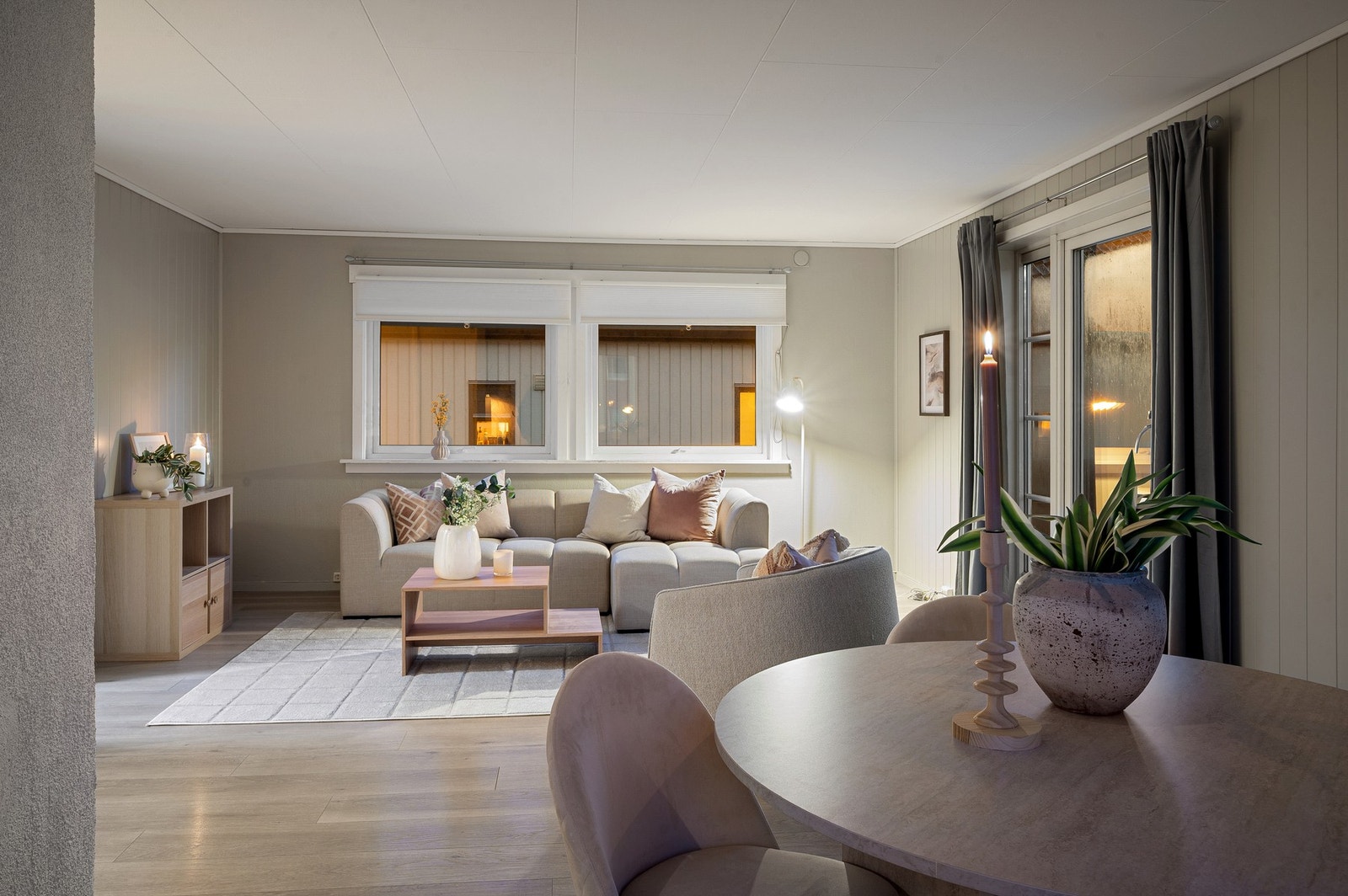 Stuen har flere soner som gir den enkel å møblere. Galleribilde