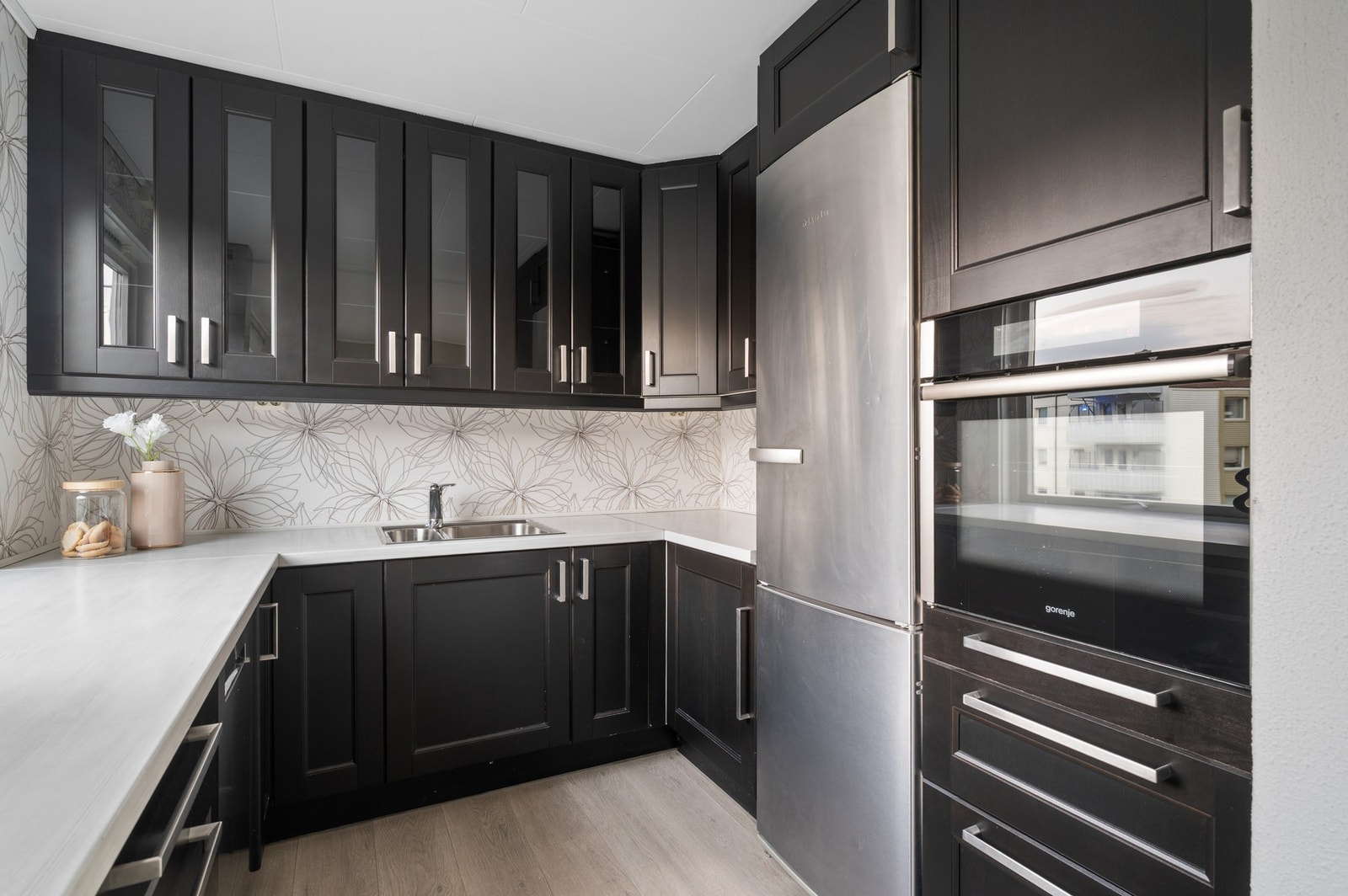 Integrerte hvitevarer på kjøkkenet. Galleribilde