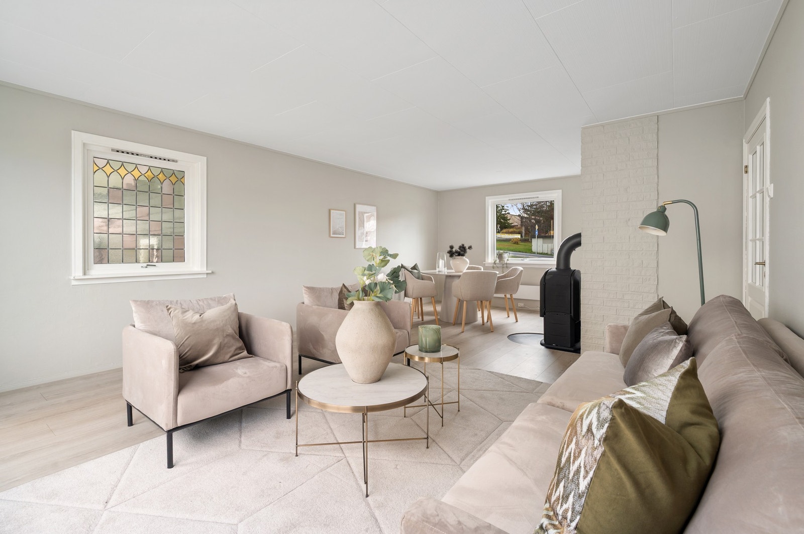 Stor stue i 1.etg med mye lysinslipp som skaper en romslig romfølelse. Galleribilde