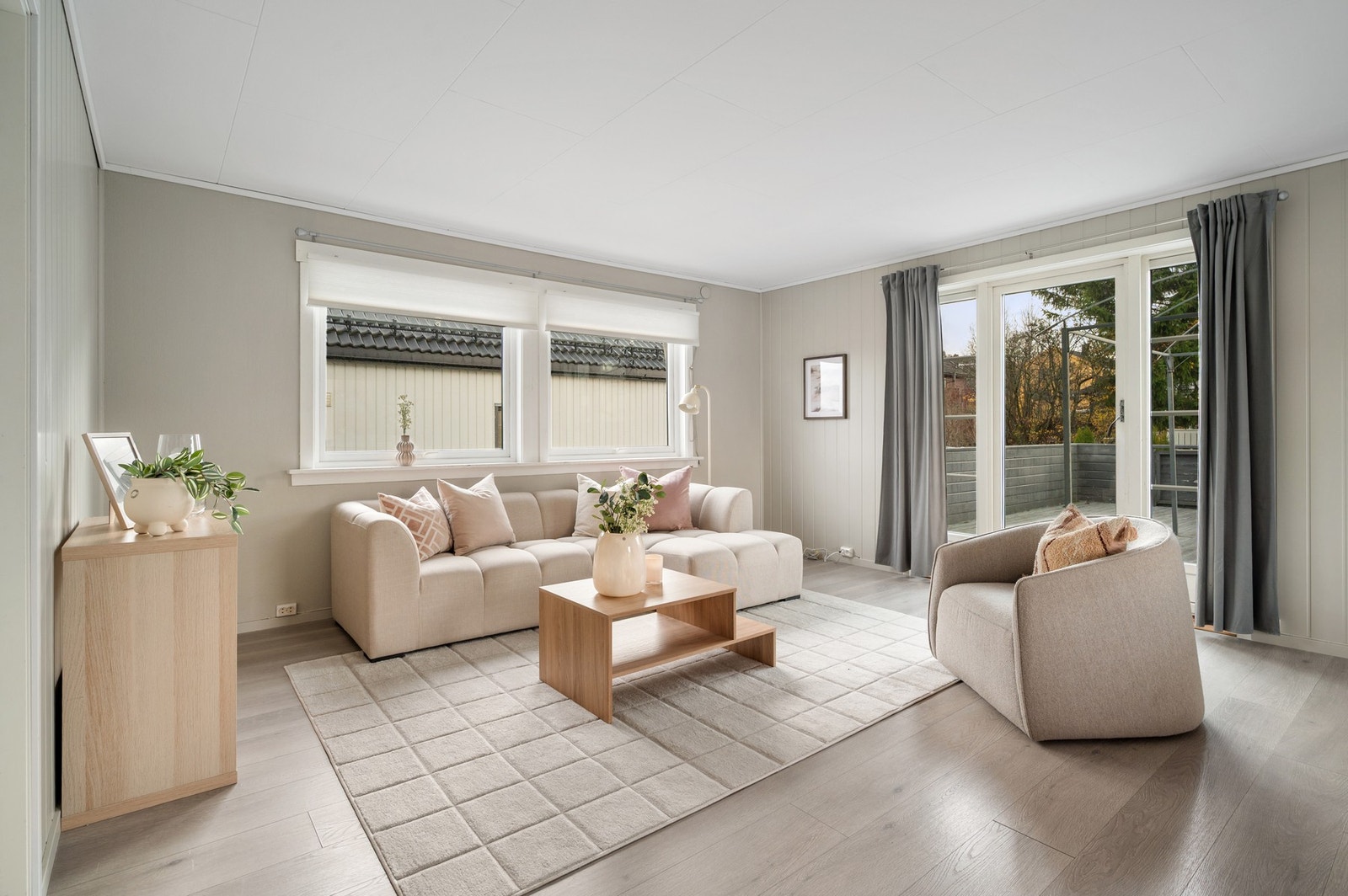 Utgang til en flott terrasse fra stuen. Galleribilde