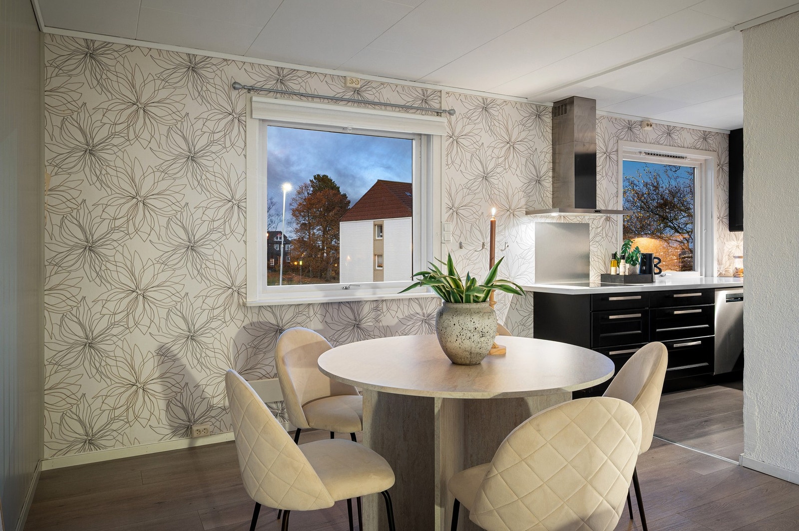 Spisegruppe ved kjøkkenet. Galleribilde