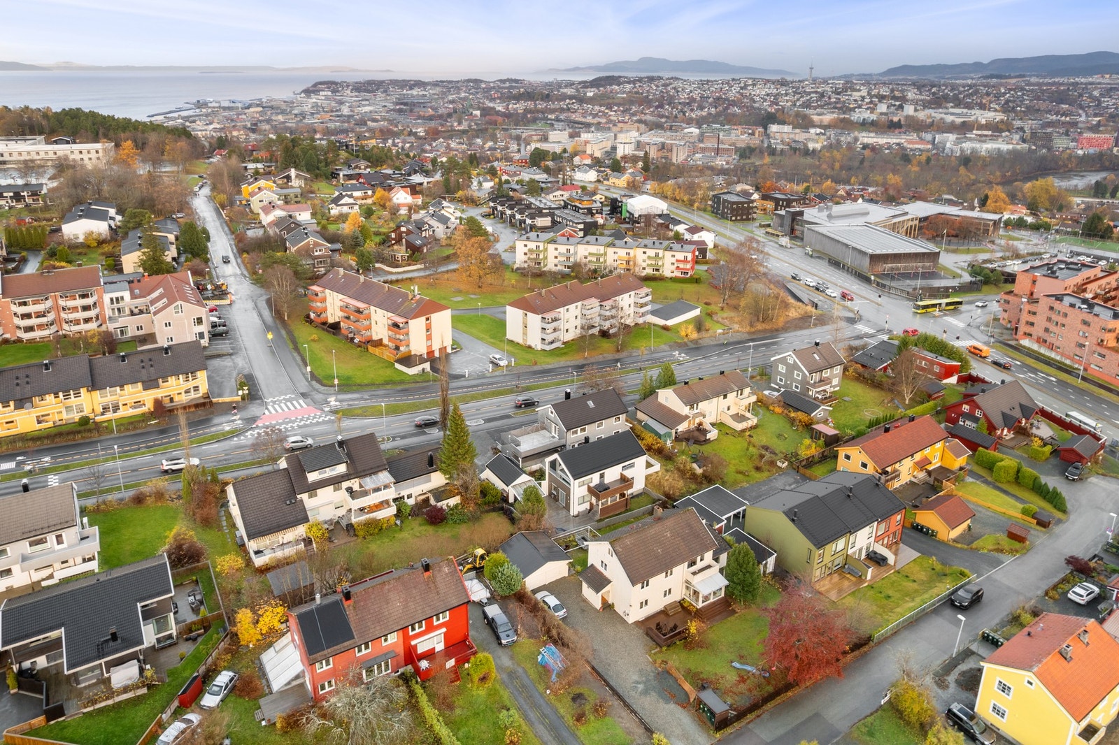 Fra eiendommen er det gangavstand til skoler på alle trinn, (og sykkelavstand til Steinerskolen), og flere barnehager (inkl. Steinerbarnehage og friluftsbarnehage). Galleribilde