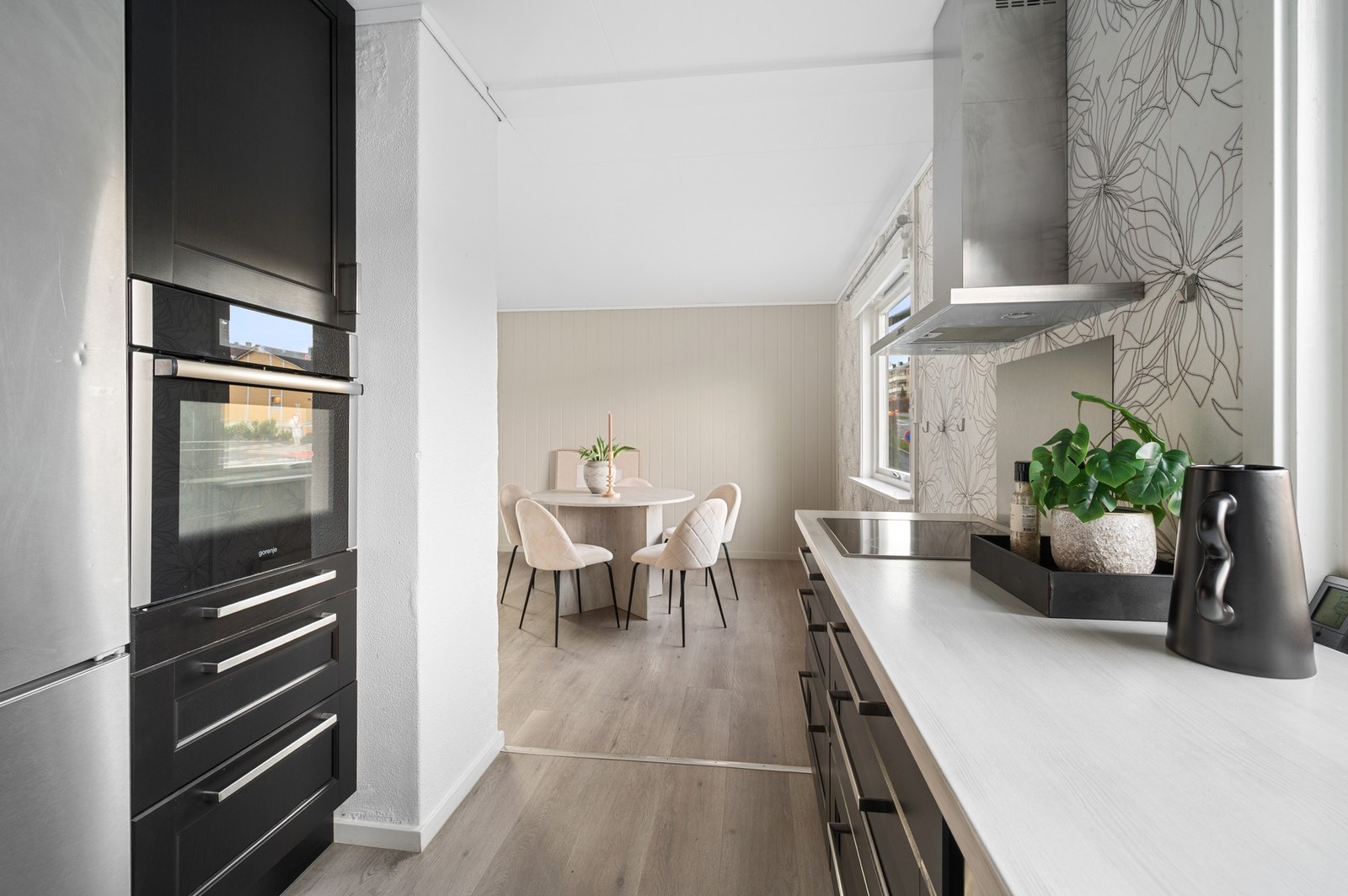 Romslig kjøkken med mye skap og benkeplass. Galleribilde