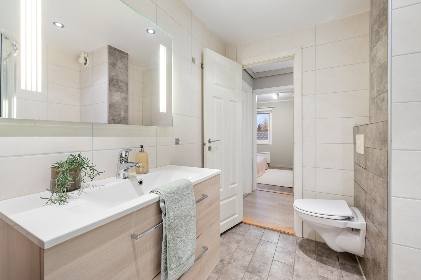 Pent flislagt bad med opplegg for vaskemaskin. Galleribilde