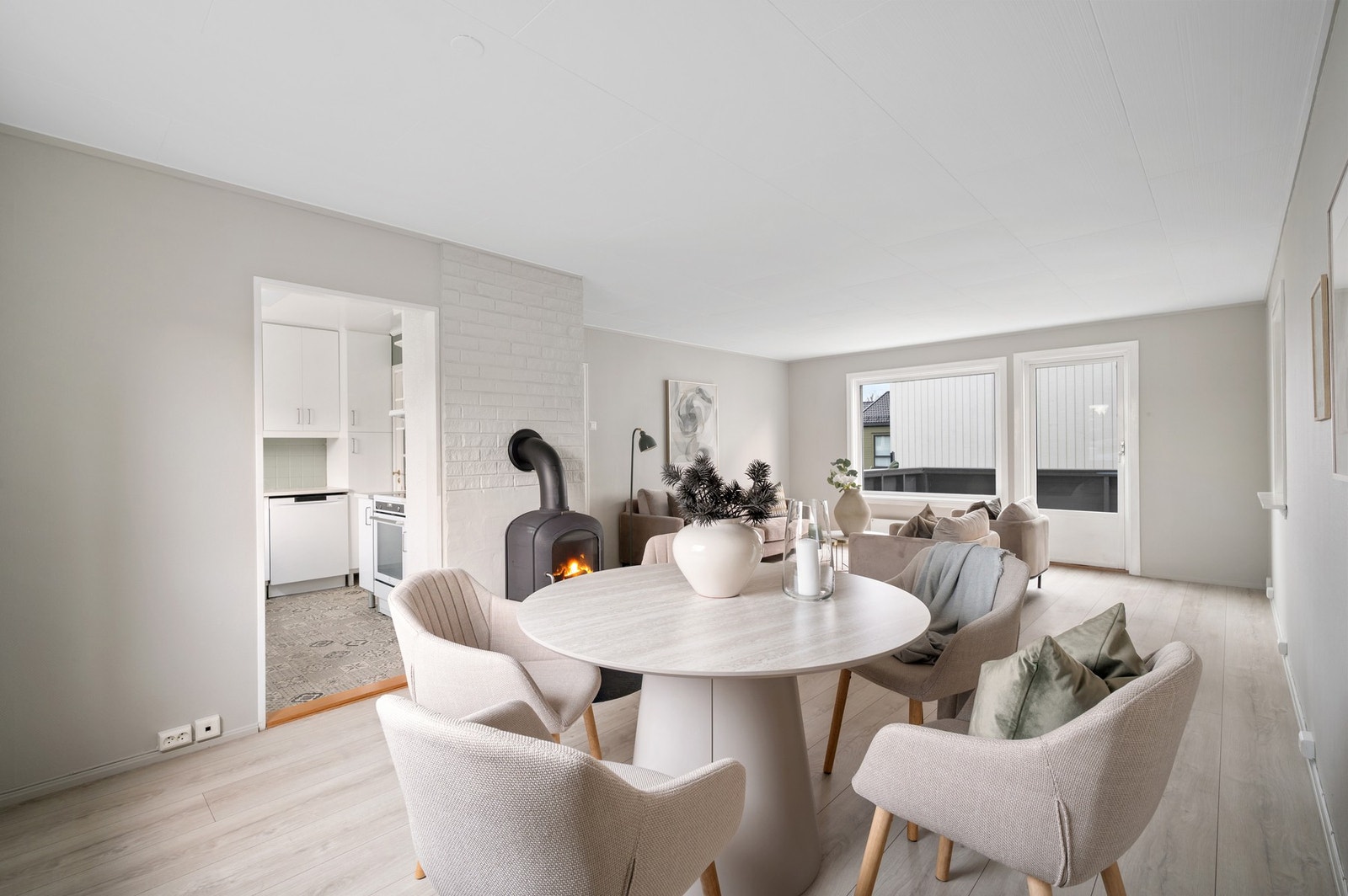 God plass til spisegruppe i skille mellom stue og kjøkken. Galleribilde