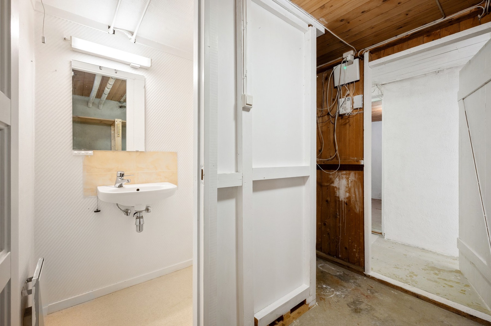 Toalettrom i kjeller. Galleribilde