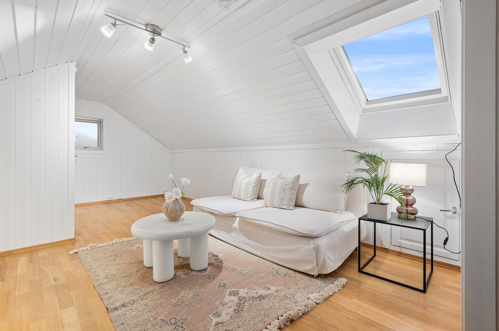 På loftet har du en flott stue og soverom. Perfekt til ungdommen i huset. Galleribilde