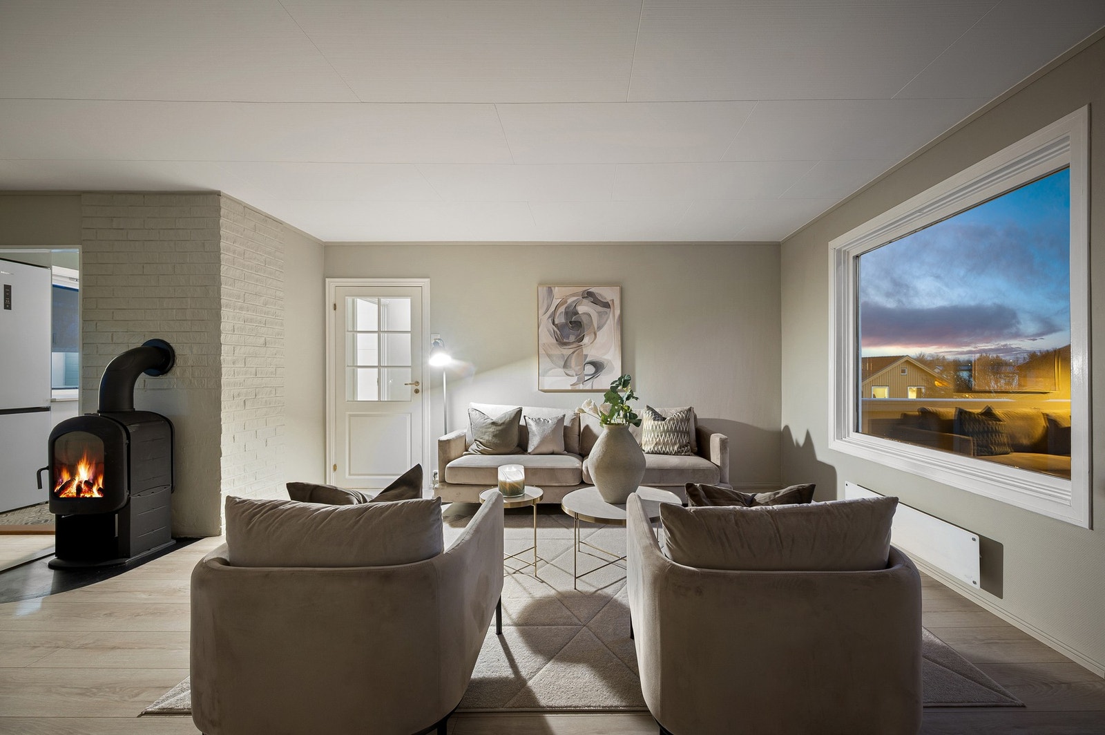 Vedovn i stue gir en varm og hyggelig atmosfære. Galleribilde