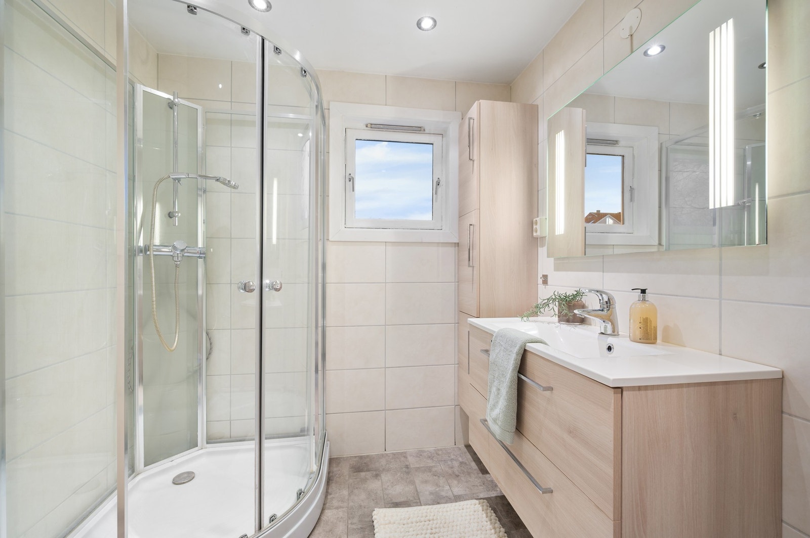 Pent flislagt bad med opplegg for vaskemaskin. Galleribilde